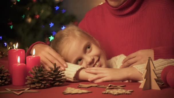 Mamá Abrazando Acariciando Niña Linda Decoración Navidad Mesa Árbol Espumoso — Vídeo de stock