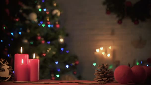 Menina Feliz Levando Caixa Presente Sob Árvore Natal Lindamente Decorada — Vídeo de Stock