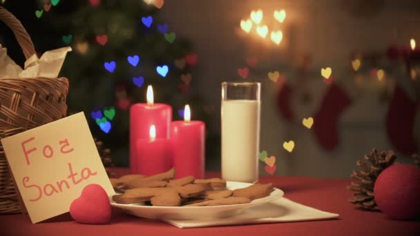 对于桌子上的圣诞老人注意牛奶和生姜饼干 可爱的家庭传统 — 图库视频影像