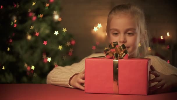 Buena chica sonriente dando regalo de Navidad madre, preparativos para la víspera de vacaciones — Vídeos de Stock