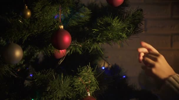 Menina pendurada bola na árvore de Natal, decoração antes do feriado, tradição — Vídeo de Stock