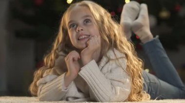 Sevimli küçük kız hediyeler ve neşeli Noel, sevinç kutlamaları hakkında rüya