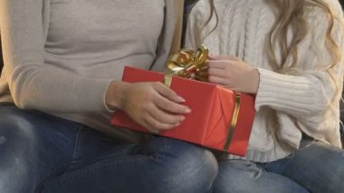 Güzel anne hediye baba için hazırlanıyor şirin kızını sarılma