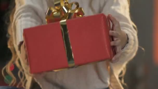 Menina Pequena Mostrando Caixa Presente Câmera Feliz Por Receber Presente — Vídeo de Stock