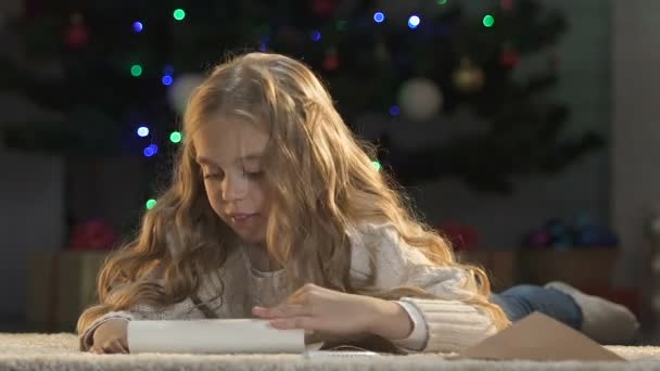 Menina Colocando Carta Para Papai Noel Envelope Milagre Natal — Vídeo de Stock