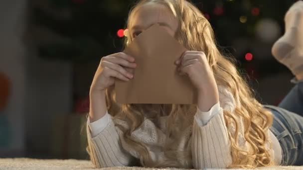 Glad Tjej Stänga Kuvertet Med Hemliga Brev Till Jultomten Barndom — Stockvideo