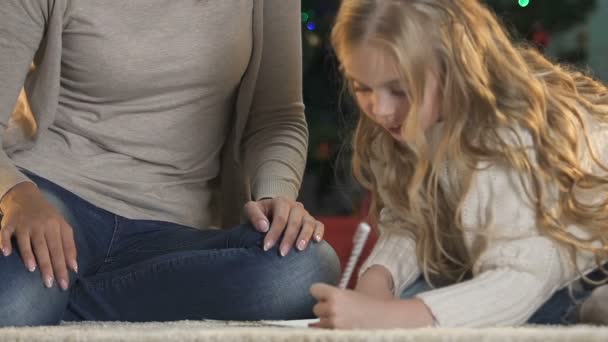 Atractiva Madre Ayudando Hijita Escribir Una Carta Santa Claus Infancia — Vídeos de Stock