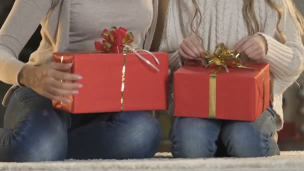 Mãe Alegre Criança Embrulhando Presentes Natal Preparação Para Véspera Férias — Vídeo de Stock