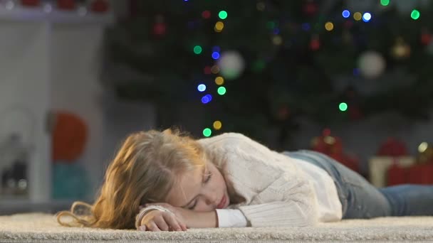 Starostlivé Rodiče Hladí Malá Dcerka Spí Poblíž Vánoční Strom Nemůže — Stock video