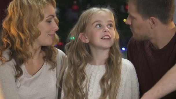 Wesoła Uśmiechnięta Rodzina Korzystających Rozrywką Razem Atmosfera Nowy Rok Święta — Wideo stockowe