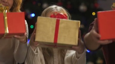 Kamera, Noel hazırlık, wishlist neşeli aile gösteren hediyeler
