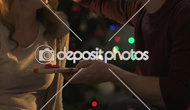 Mevcut vererek ve karısı, Xmas hoş sürpriz tutkuyla öpüşme kocası
