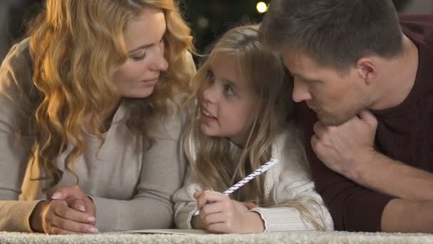 Prachtige Familie Liggend Vloer Ouders Helpen Dochtertje Schrijven Wenst — Stockvideo