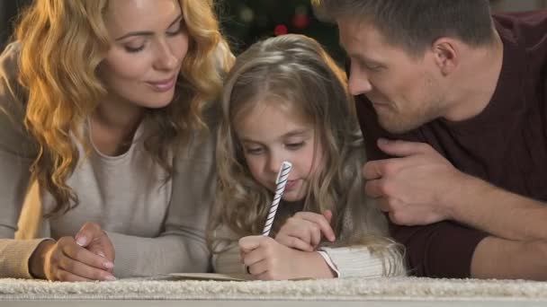 Pais Ajudando Filha Escrever Carta Para Papai Noel Sorrindo Para — Vídeo de Stock