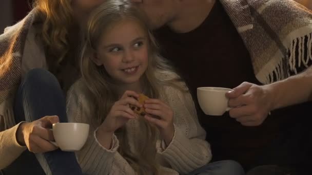 Cheerful Family Drinking Hot Beverages Eating Cookies Christmas Tree — Stock Video