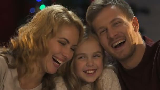 Gelukkige Ouders Dochtertje Lachen Poseren Camera Feestelijke Stemming — Stockvideo