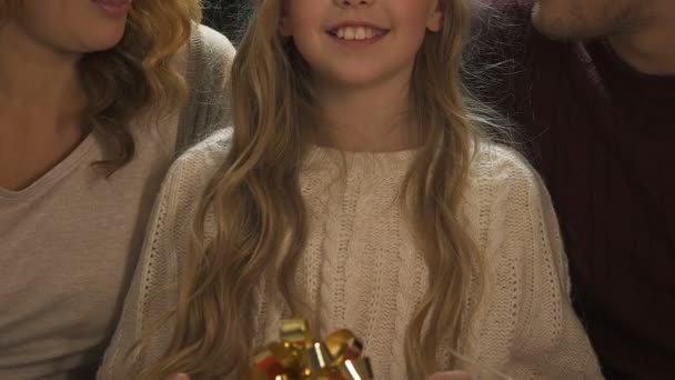 Familjen Visar Giftbox Välgörenhetsgala För Jul Göra Presentera Orphan — Stockvideo