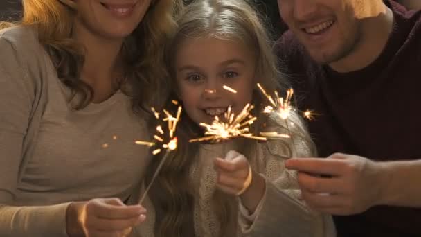 Alegre Familia Agitando Luces Bengala Sentado Fondo Del Árbol Navidad — Vídeo de stock