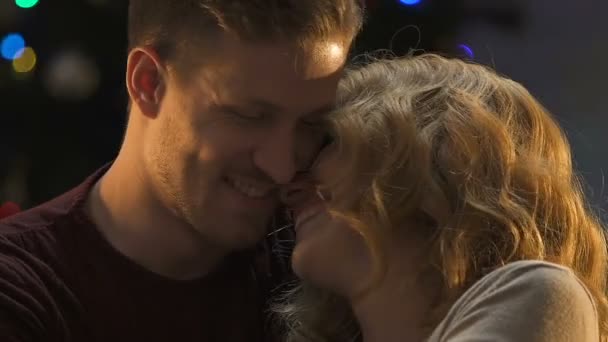情侣在爱亲吻对圣诞灯背景 浪漫的约会 — 图库视频影像