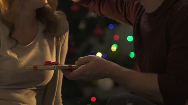Ehemann Schenkt Geschenk Und Küsst Ehefrau Leidenschaftlich Angenehme Überraschung Weihnachten — Stockvideo