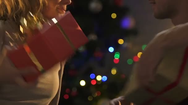 快乐的恋人在圣诞节交换礼物 表达孩子气的喜悦和亲吻 — 图库视频影像