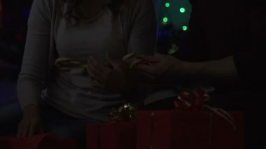 Ebeveynler almak caught hediyeler Noel ağacı, Aile geleneklerine hazırlanıyor
