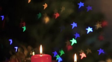 Yanan mumlar, pinecones ve Noel yıldız ışıkları festival atmosferi oluşturma