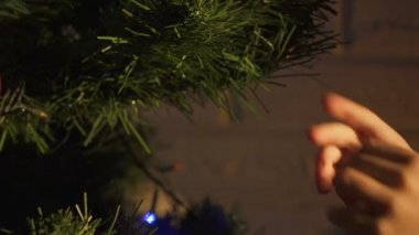 Noel ağacı, dekorasyon festival sezonu, closeup için önemsiz şey asılı çocuk