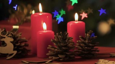 Noel mumlar, pinecones ve peri yıldız ışıkları çerçevede Hediyelik