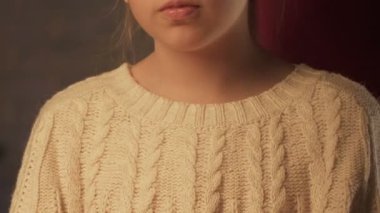 Mutlu kızı, çocukluk, closeup mutlu Noeller hediye veren üst