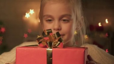 Yetimler, lehine ona hediye kadar Noel sadaka kavramı veren çocuk