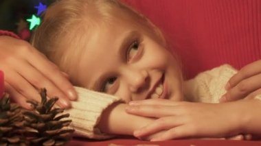 Yavaşça okşayarak kızı, ebeveyn sevgi ve ilgi Noel Anne