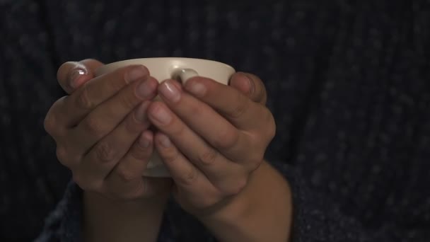 Frau Hält Tasse Heißen Tee Der Hand Freiwillige Wickeln Sie — Stockvideo