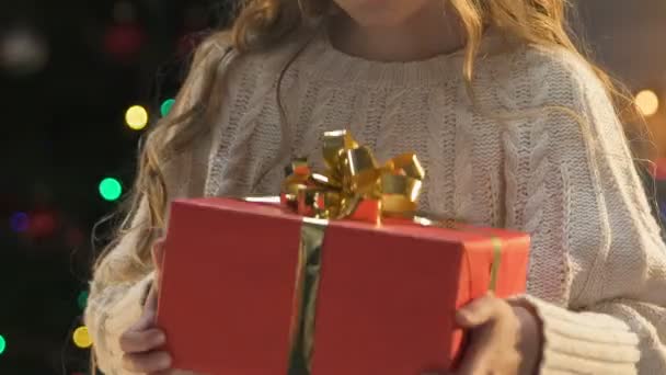 Glückliches Mädchen Mit Weihnachtsgeschenk Konzept Des Waisenhauses Freiwilligenarbeit Den Ferien — Stockvideo