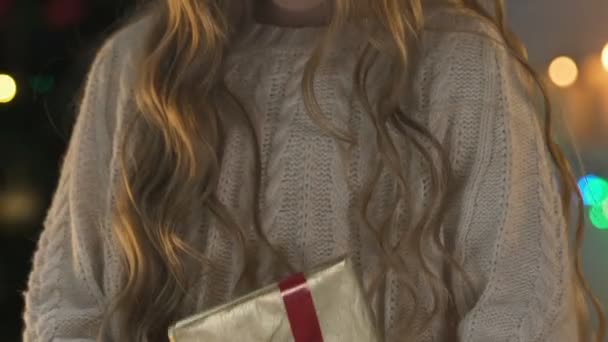Симпатична Дівчина Тримає Різдвяний Подарунок Посміхається Камеру Щасливе Дитинство Крупним — стокове відео
