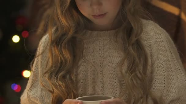 与える暖かさと快適さをクリスマスに子供に親の折り返し娘 — ストック動画