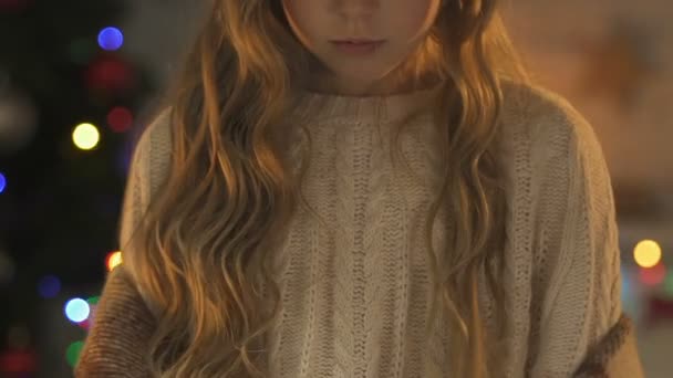 Αναστατωμένος Κορίτσι Περιτυλίγματος Κουβέρτα Παιδί Εγκατέλειψε Χριστούγεννα Έλλειψη Προσοχής — Αρχείο Βίντεο