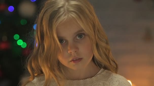 Flickan Håller Handen Till Kameran Begreppet Jul Välgörenhet För Barn — Stockvideo