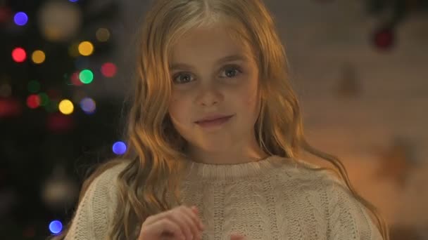 Gelukkig Schattig Meisje Glimlachend Camera Wonder Wachten Kerstmis Close — Stockvideo