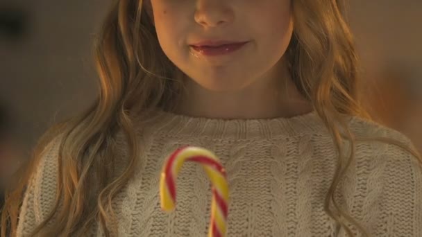 Menina Feliz Comer Cana Açúcar Desfrutar Doces Caramelo Natal Close — Vídeo de Stock
