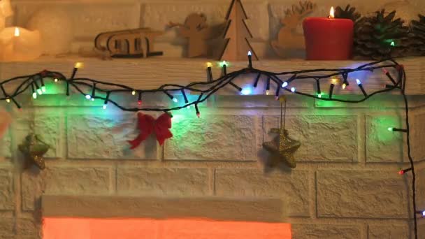 벽난로 장식의 벽난로에 크리스마스 스타킹을 교수형 — 비디오