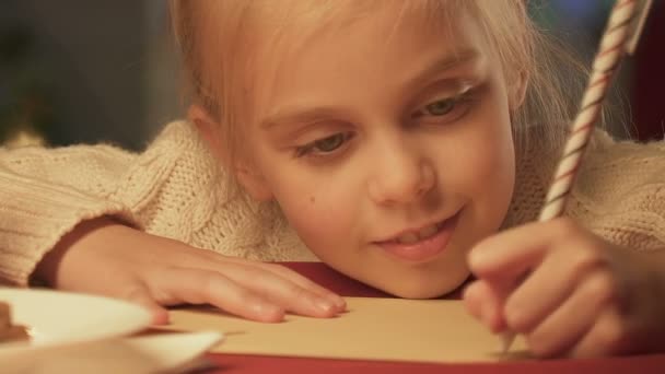 サンタ クロースに手紙を書いている女の子クリスマスの奇跡 クローズ アップの夢 — ストック動画