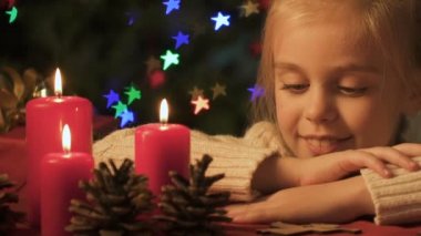 Kız mumlar, mutlu çocukluk ve inanç Noel mucizesi içinde yanan