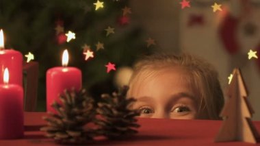Çam kozalakları ve ahşap Noel oyuncaklar, festival atmosferi ile oynayan kız