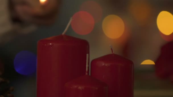 Barn Händer Tända Ljus Med Match Brandsäkerhet Vid Jul Närbild — Stockvideo