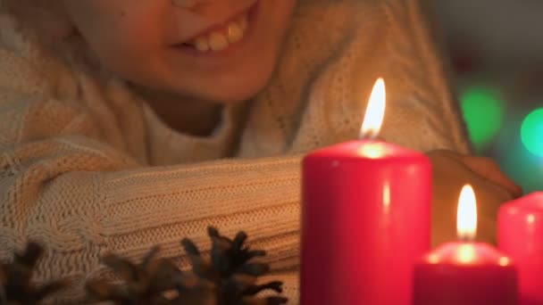 Criança Feliz Olhando Para Velas Acesas Esperando Por Milagre Natal — Vídeo de Stock