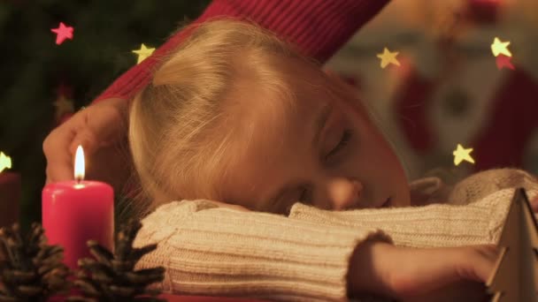 妈妈抚摸着在圣诞之夜睡着的女儿 期待圣诞老人的到来 — 图库视频影像