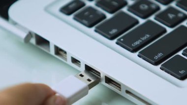 Beyaz Usb bağlı dizüstü bilgisayar, akıllı telefon şarj cihazı, veri aktarımı, cybersecurity