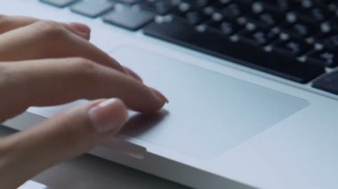 Fare kullanarak parmaklar yastık laptop, ofis işleri, bilgisayar teknolojileri