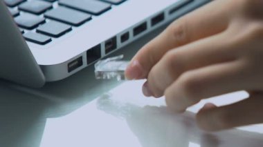 Ethernet kablosunu dizüstü bağlantı noktasına, ağ bağlantısı taktıktan parmaklar